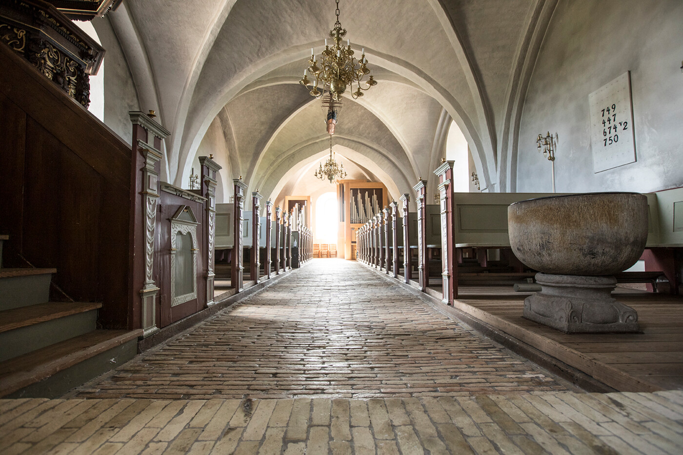 Skib og døbefond i Lillerød Kirke