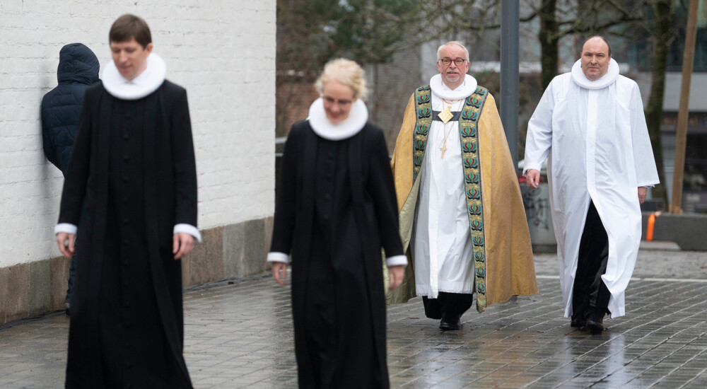 To præster, Biskop Peter Skov-Jakobsen og ny biskop Thomas Reinholdt Rasmussen går udenfor