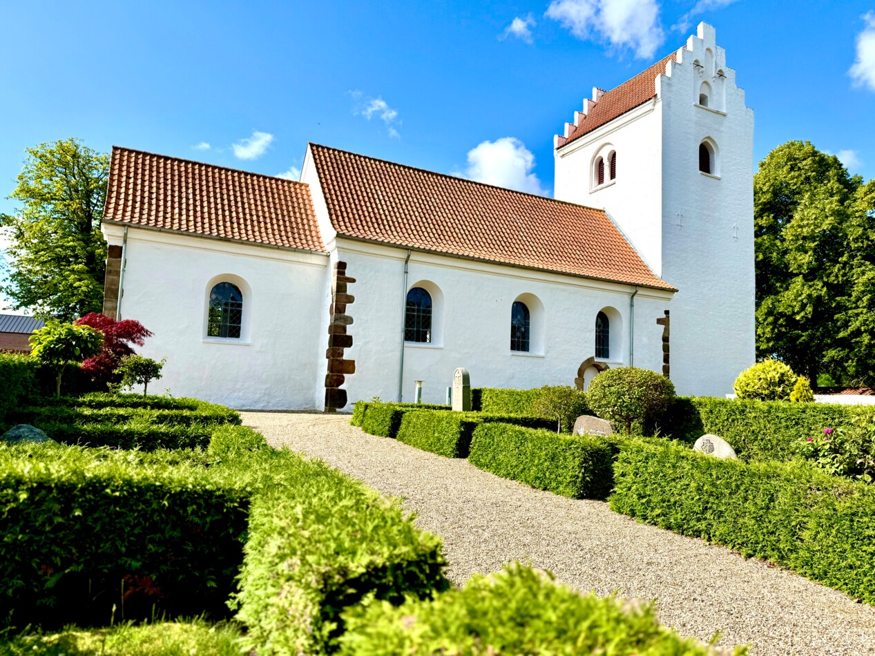 Vejlby Kirke3.jpeg